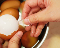 Comment écaler des œufs durs facilement sans les abîmer ?