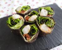 Une recette très simple car sans cuisson et qui peut être faite en avance. On trouve maintenant des feuilles d'algues Nori et la sauce soja un peu partout.