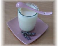 Du sucre parfumé à la lavande, fait maison, pour réaliser de délicieux yaourts au goût subtil.