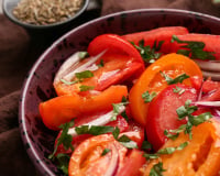 Oubliez la vinaigrette classique : l’ingrédient secret de Cyril Lignac pour rendre la salade de tomates addictive