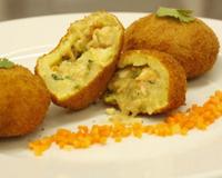 Des bouchées de Roquefort et de crevettes dans un coque de pommes de terre.