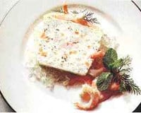 Terrine de truite froide, servie avec une sauce montée à l'huile et aux crevettes