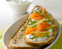 Tartines saumon fumé, aneth au pain de seigle