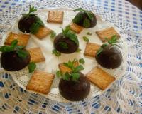 Délice d'été pour amateurs gourmands vous pouvez aussi remplir les coques chocolat avec un sorbet orange et/ou pamplemousse c'est extra.