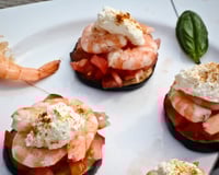 Tartare de tomates et de crevettes sur lit d'aubergine