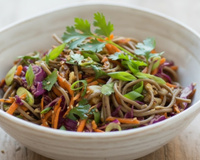 Wok de nouilles soba aux légumes