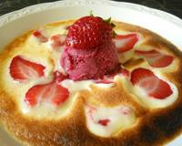 Voilà une très jolie recette de dessert aux fraises : elle est simple et rapide à préparer, goûteuse et raffinée.