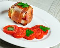 Un chèvre à peine fondant relevé de moutarde et de ketchup dans sa chemise de jambon croustillant.