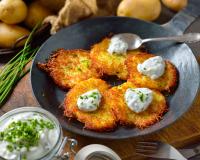 Connaissez-vous les latkes, ces fines galettes de pommes de terre croustillantes  à faire à la poêle ?