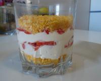 Un tiramisu sans gluten croquant et fondant composé de fraises gariguettes et de corn flakes.