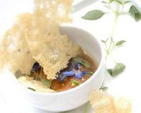 Raviole de tomate à la tomate, bouillon d'oignon doux