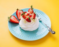 Pavlova aux fraises : la cheffe Hélène Darroze nous apprend à réaliser cette pâtisserie mythique