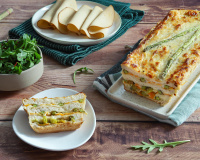 Croque cake printanier aux tranches végé pois chiches, carottes et asperges