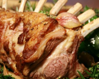 Carré d'agneau de lait des Pyrénées rôti en cocotte