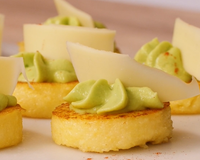 Bouchées de polenta, crème d'avocat et Beaufort