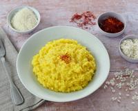 Le risotto à la milanese (ou risotto jaune) est une recette du Moyen Age, devenue depuis 1500 l’une des recettes phare de la cuisine de Milan. Sa caractéristique…