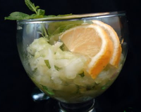 Un tartare de concombre à la menthe.Pour faire dégorger le concombre et lui enlever un peu d'amertume, le saupoudrer de sel et le laisser s'égoutter dans une passoire.
