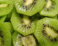 Cette tarte peut avoir deux noms soit :La tarte aux Kiwis ou Flan au Kiwi. C'est une recette est très légère et douce.