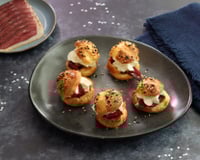 Mini choux au sésame farci au Magret fumé, confiture de figue et chantilly au curry