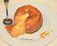 Ce sont des pommes cuites au four, remplies de crème catalane, et cuites à nouveau au four, puis nappées d'un caramel sur le chapeau.
