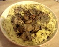 Du lapin à la bière blonde et aux champignons.