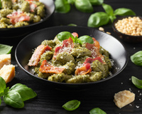 En 15 minutes, cette recette de gnocchi au pesto, ricotta et coppa va remplacer vos pâtes