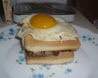 La recette rassemble l'idée du croque monsieur et de l'hamburger.
