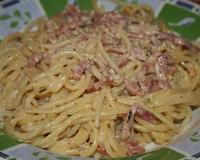 Des pâtes à la carbonara avec des herbes de provence.