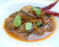 Une recette de cuisine indienne végétarienne, des aubergines avec une sauce curry.