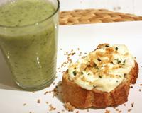 Velouté de courgettes à l'huile de sésame accompagné d'un toast au chèvre et crumble de parmesan.