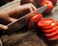 Je coupe toujours mes tomates comme ça : je ne perds plus une goutte de jus, et ça change tout !