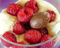 Mousse au chocolat blanc, spéculoos et framboises