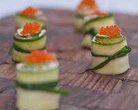 Il s'agit de lamelles de courgettes farci d'une garniture de philadeplhia et de saumon fumé. Elles sont ensuite roulées comme des makis. Ces petits rouleaux se servent…