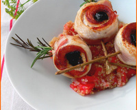 Brochette de dinde au romarin, lard et pruneaux