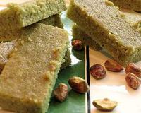 Confectionner des financiers plus tendres que des financiers et sans moule à financiers. C'est possible ! En plus verts de pistaches, ils sont beaux et délicieux.