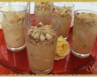 Une compotée de poires de saisons parfumée de pignons de pin, d'amandes effilées et de vanille ; un délicieux mariage de saveurs.