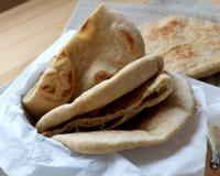 Les pains pita sont des pains plats que l'on prépare avec une pâte levée et que l'on fait cuire à la poêle. On les sert avec des mezzés…