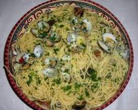 Spaghetti alle vongole traduite en français spaghetti aux coques. C'est une recette simple à faire mais l'important c'est la qualité des ingrédients.