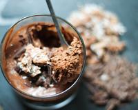 J'aime bien quand la mousse est compacte et j'ai rajouté des copeaux de chocolat noir, chocolat au lait croustillants et de la noix de coco pour le côté croustillant.