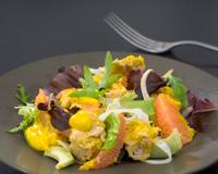 Une salade rafraîchissante idéale pour un déjeuner d'été ! Des avocats bien mûrs, des morceaux de pamplemousse acides, du thon…