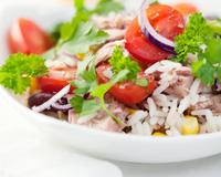 Une salade de riz pour l'été, relevé par le fromage de brebis Etorki.