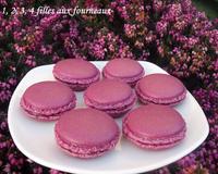 Macarons garnis avec une délicieuse crème à la framboise.