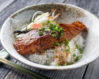 Saumon teriyaki et riz, cake salé aux légumes et amandes, soufflé léger au chou-fleur… Votre menu healthy de la semaine du 16 au 20 mai par 750green