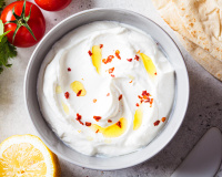 Connaissez-vous la whipped feta, un dip frais et onctueux qui va détrôner le houmous ?