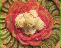 Voici une tarte aux légumes sans crème, sans fromage et sans oeufs. Uniquement de la pâte feuilletée, des légumes, de l'huile d'olive et des herbes.Le résultat était…