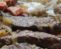 Des foies de boeufs sautés avec des oignons.