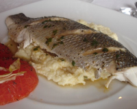 Loup farci passé au four, avec farce à base de mie de pain et de filets de poisson.