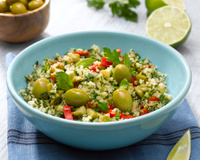 Salade de quinoa aux olives vertes comme un taboulé