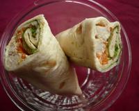 Une recette express et complète que les enfants adorent et qui permet de cacher quelques légumes dans les tortillas au poulet.