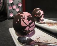 Une coque croquante et une mousse délicieuse et légère à la framboise.